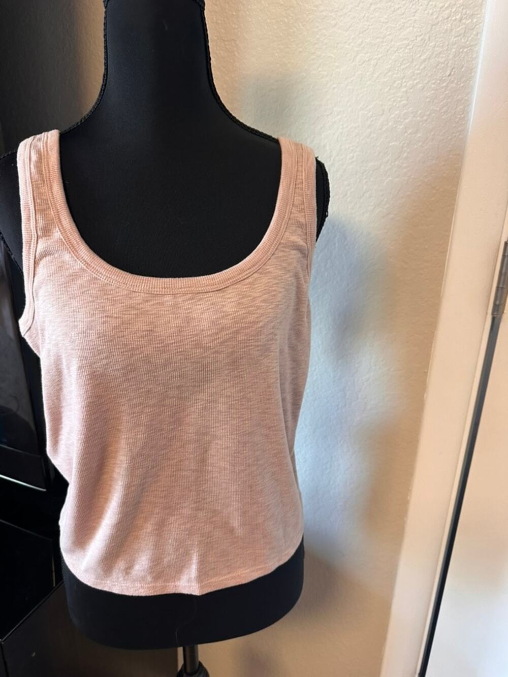 Vuori Light Pink Ribbed Cropped Tank Top Scoop Neck Athletic Loungewear